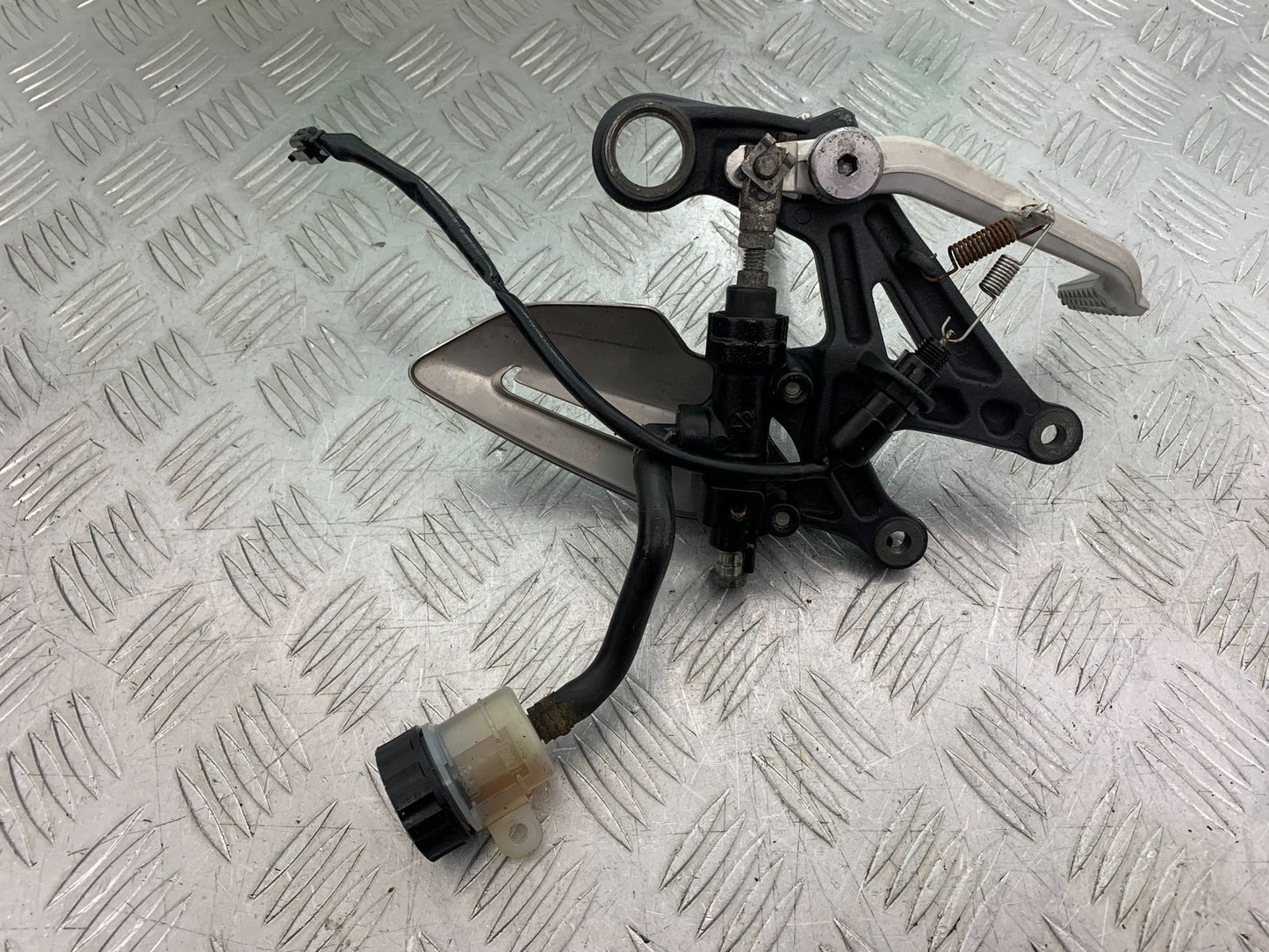TRIUMPH 675 STREET TRIPLE RX FRONT RIGHT HANGER 2015- 2017 (CMB1299)