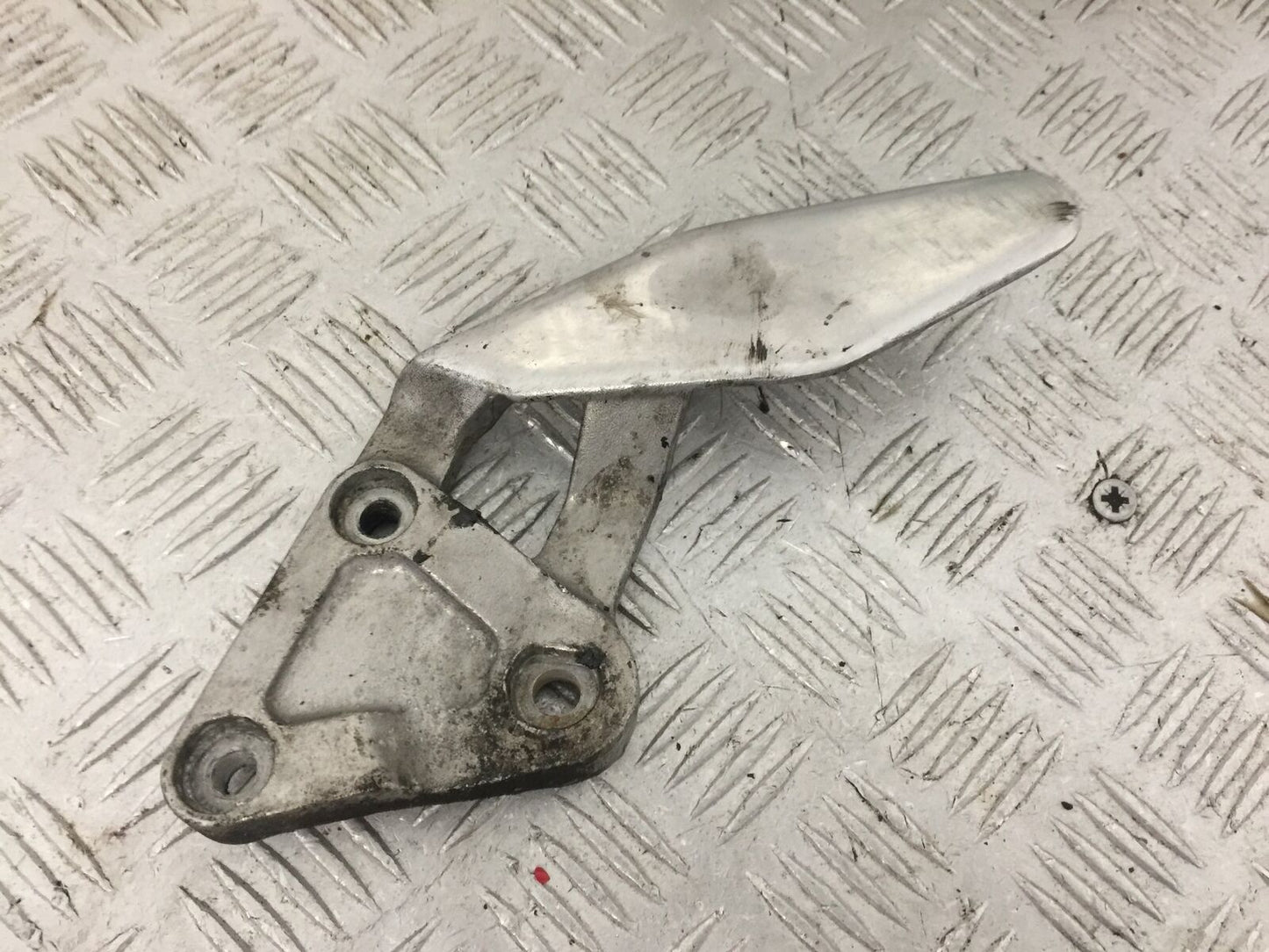 YAMAHA FZR1000 EXUP RU FRONT LEFT HANGER YEAR 1991-1994 (STOCK 820)