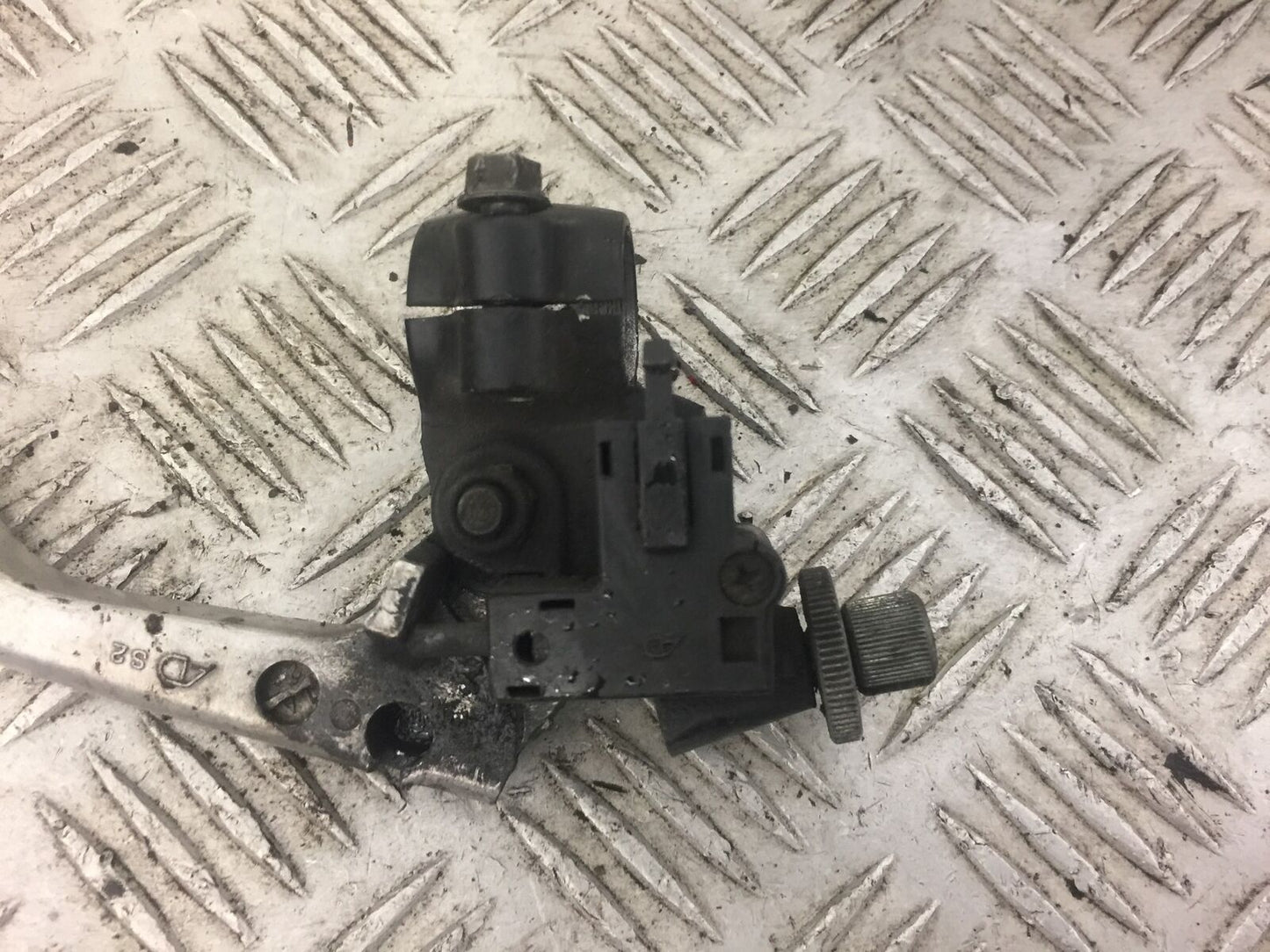 YAMAHA TDM850 TDM 850 CLUTCH LEVER BRACKET YEAR 1992 STOCK 399