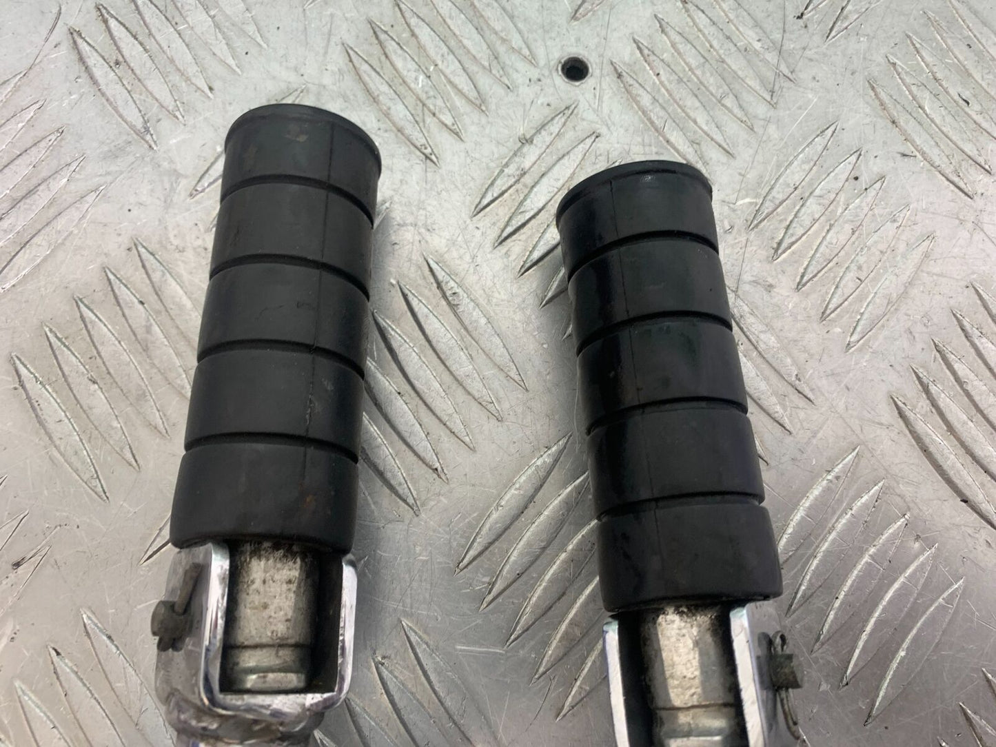 YAMAHA XVS 1100 DRAGSTAR FOOTPEGS YEAR 2000-2007 (CMB1108)