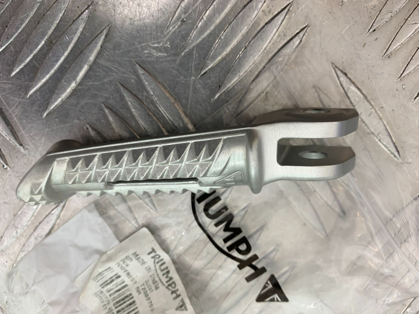TRIUMPH 1050 SPEED TRIPLE RS FRONT RIGHT FOOTPEG YEAR 2018-2020 (CMB1029)