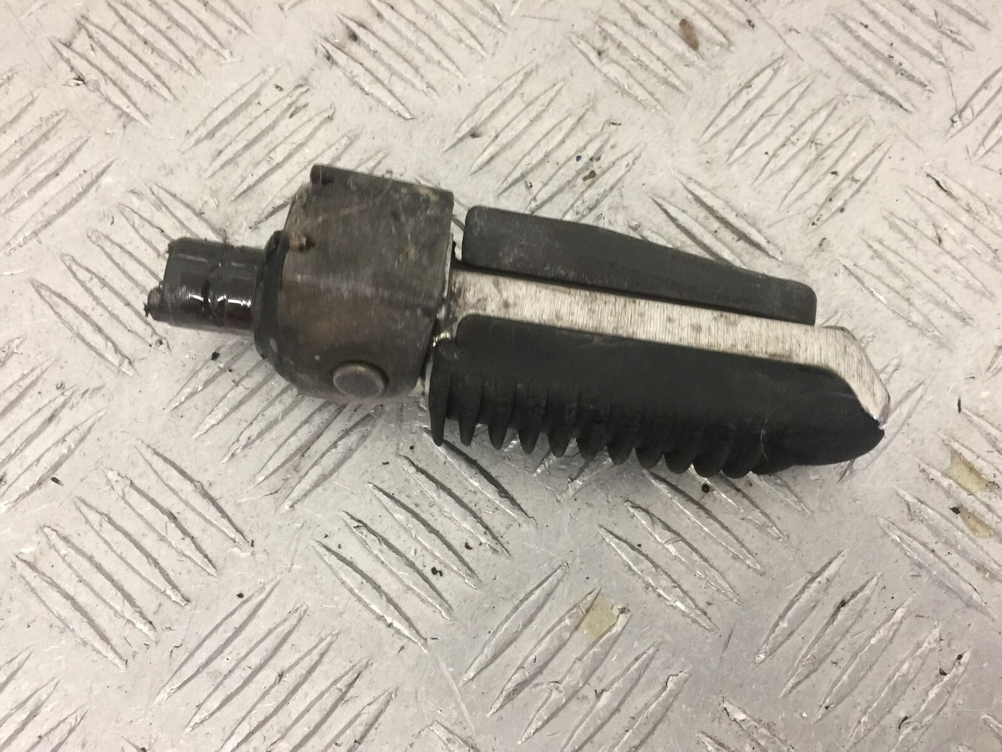 SUZUKI GSF600 GSF 600 BANDIT FRONT RIGHT PEG YEAR 2002 (STOCK 852)