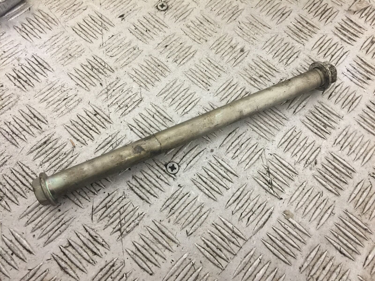 KAWASAKI VN 650 VULCAN SWINGARM SPINDLE YEAR 2017-2021 (STOCK 705)