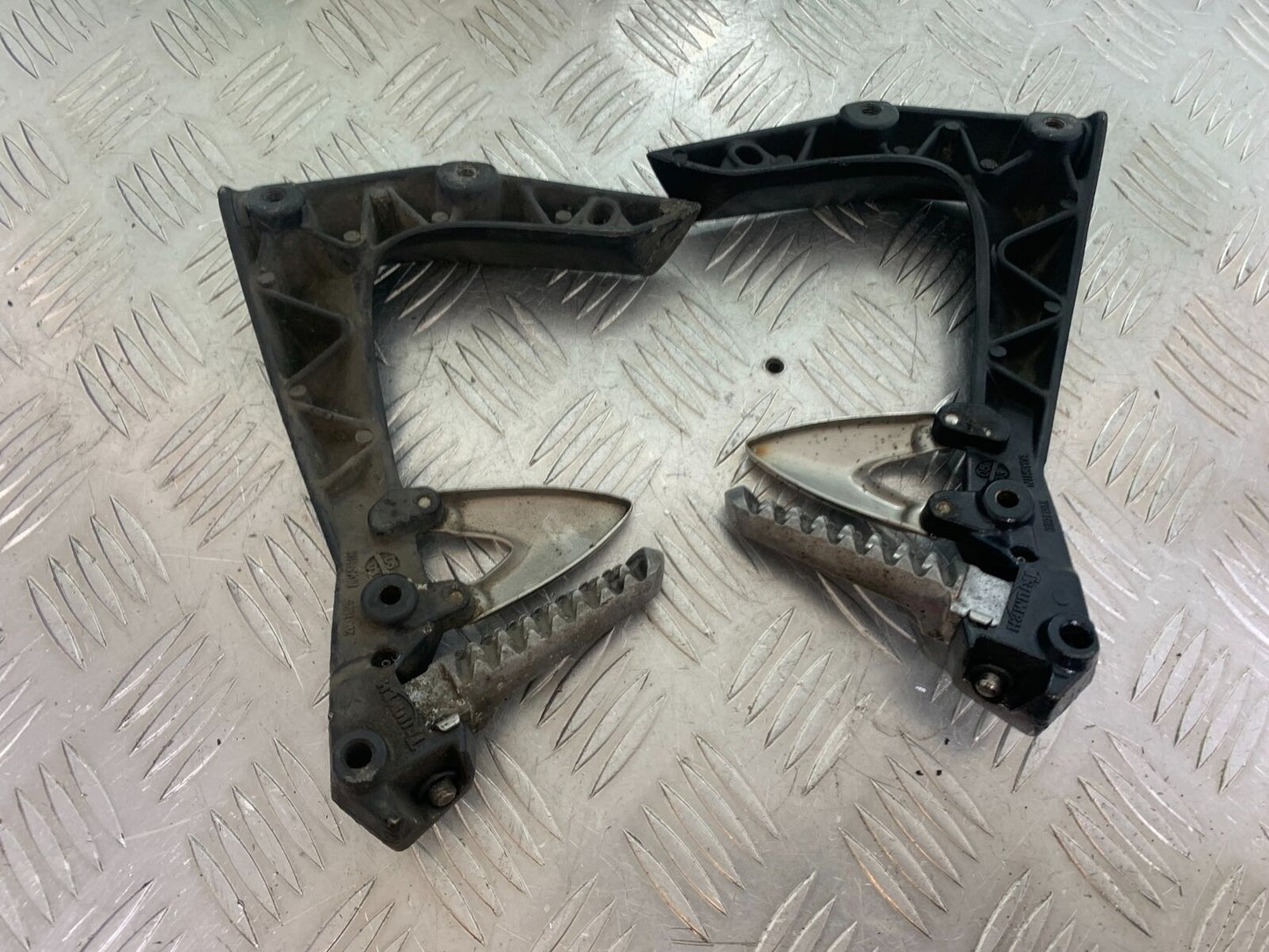 TRIUMPH 1050 SPRINT ST REAR HANGERS AND PEGS YEAR 2004-2007 (CMB1089)