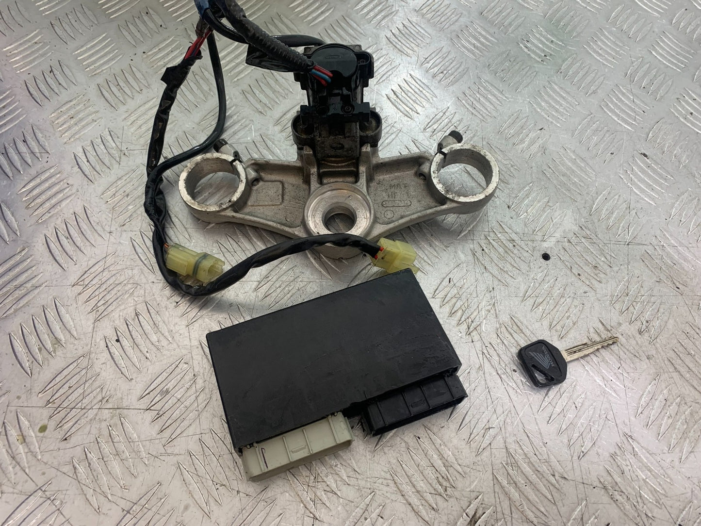 HONDA CBR1100 BLACKBIRD ECU IGNITON SWITCH AND KEY YEAR 1999-2005 (CMB1232)