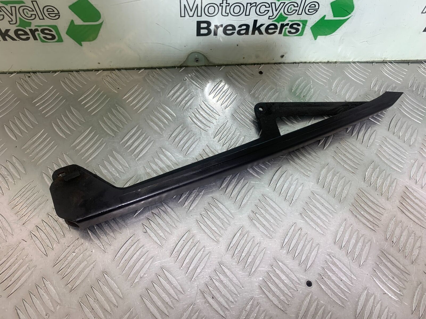 HONDA CBR125 CBR 125 CHAIN GUARD YEAR 2004-06 (CMB1040)