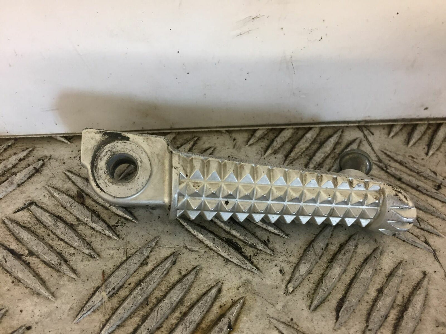 YAMAHA YZF R1 FRONT RIGHT PEG YEAR 2007