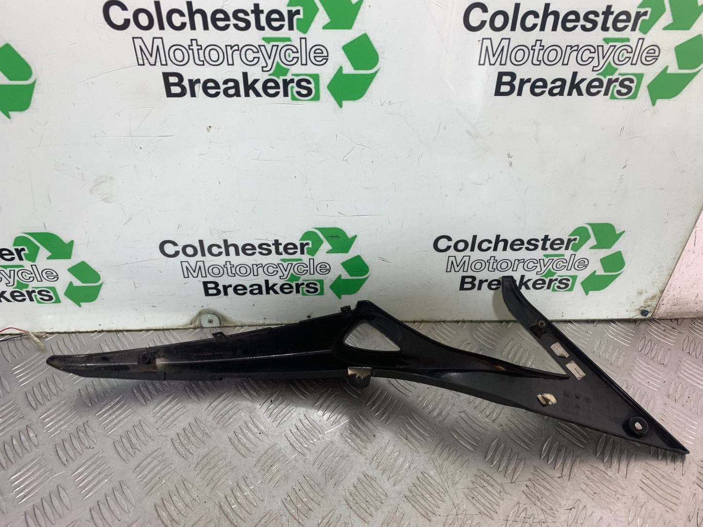 TRIUMPH 1050 SPEED TRIPLE RIGHT SEAT PANEL YEAR 2005-2007 (CMB1322)