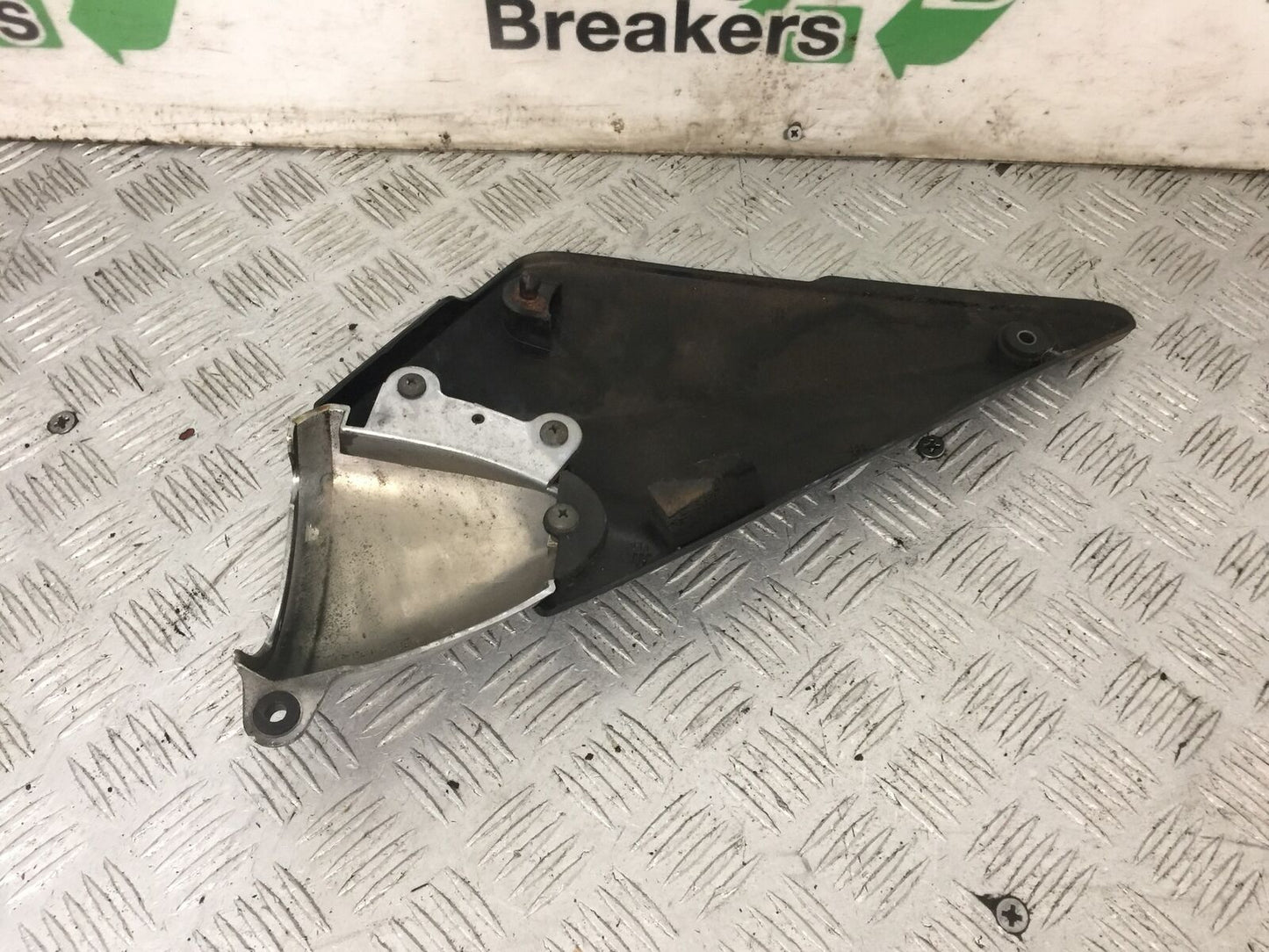 SUZUKI GSF600 GSF 600 BANDIT LEFT SEAT PANEL YEAR 2002 (STOCK 852)