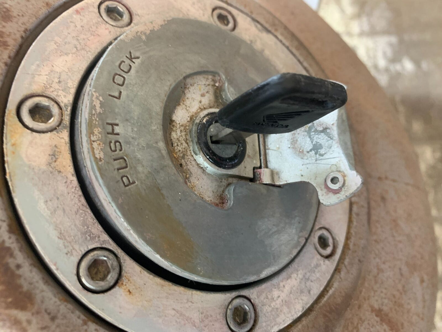HONDA VFR750 VFR 750 FL-M-N-P PETROL TANK CAP AND KEY YEAR 1990-93 (CMB1093)