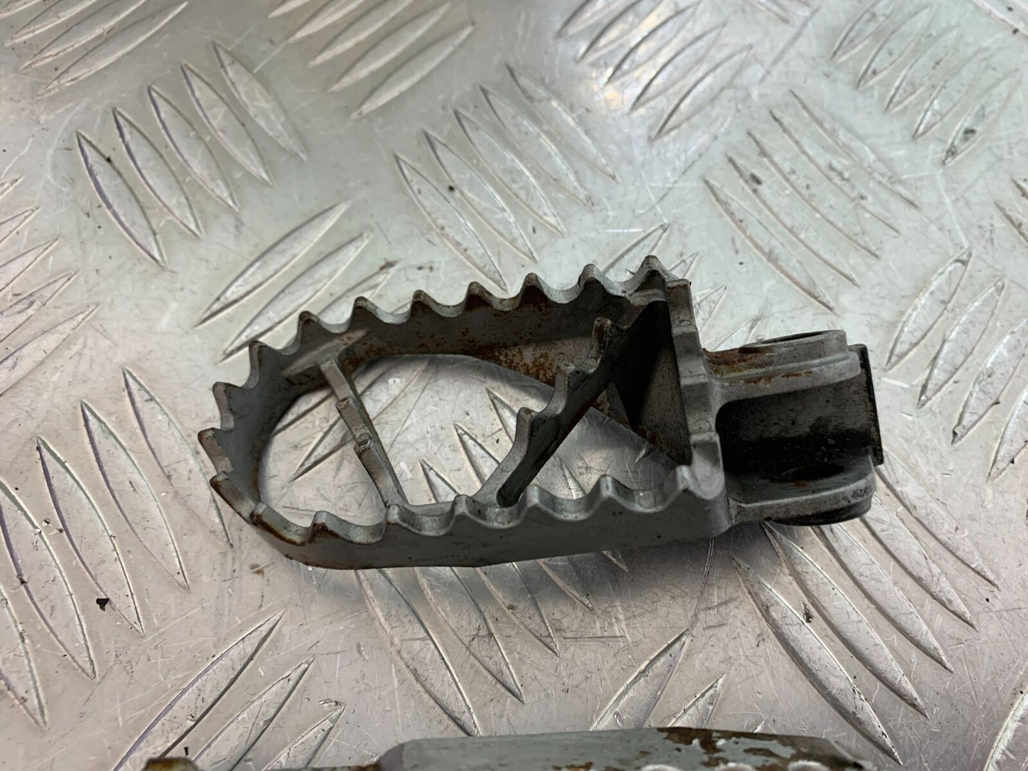 KTM 990 SUPERMOTO T FRONT FOOTPEGS YEAR 2010-2011 (CMB1067)