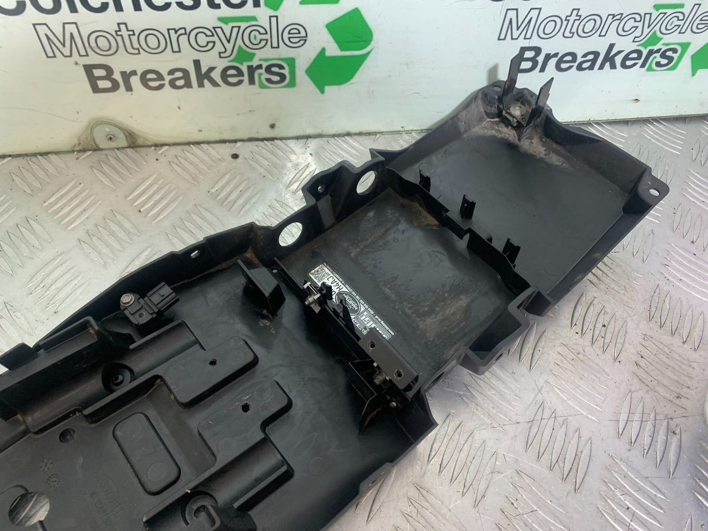 TRIUMPH 675 STREET TRIPLE UNDERTRAY 2013-2016 (CMB1186)
