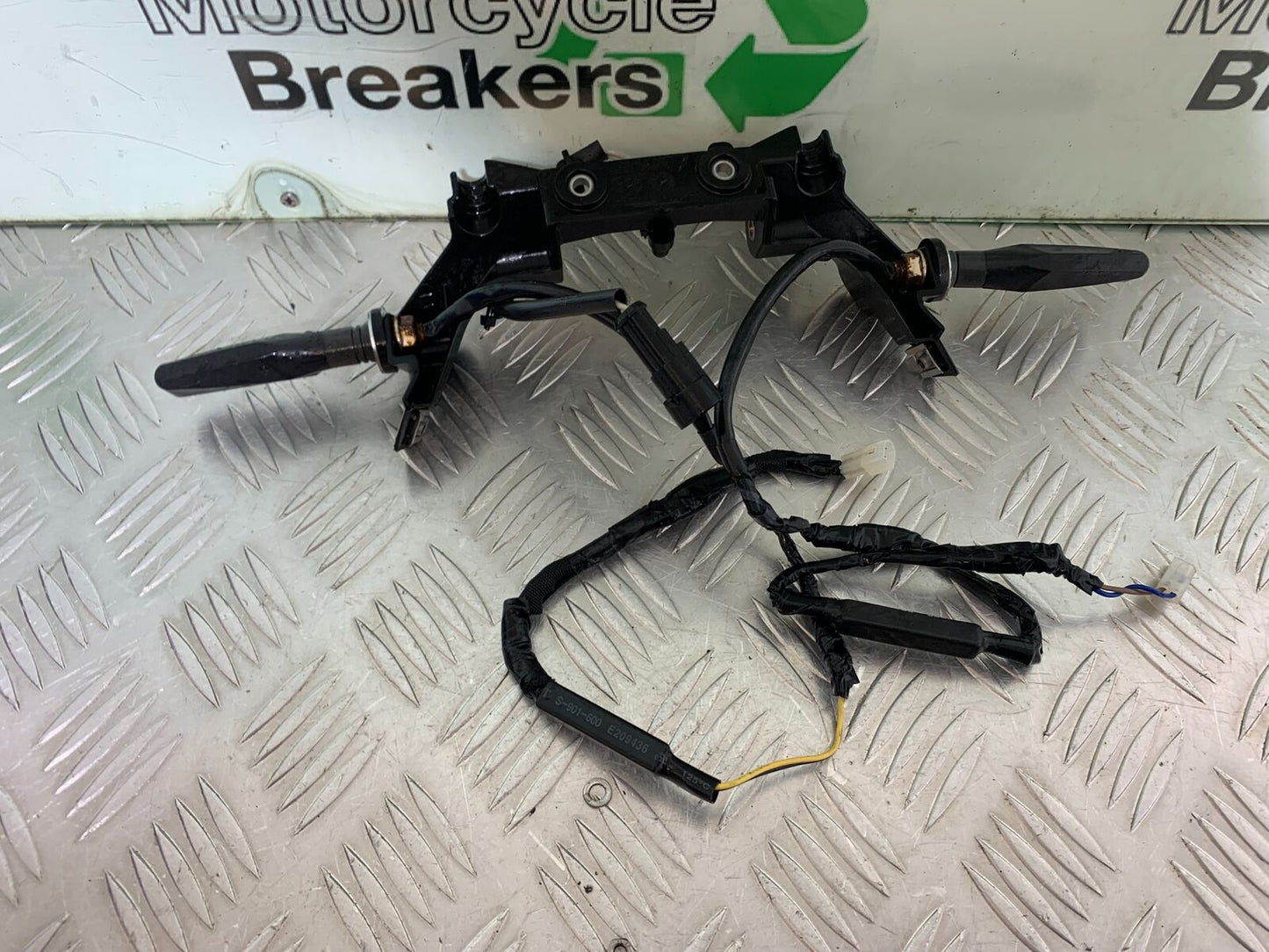 APRILIA SL750 SL 750 SHIVER REAR INDICATORS AND BRACKET YEAR 2012 (CMB1074)