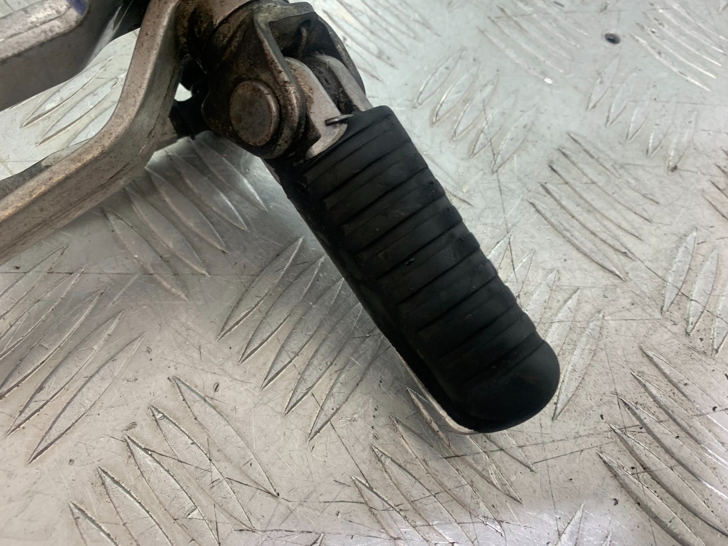 KAWASAKI ZX9R ZX9 E1 FRONT LEFT HANGER YEAR 2000-01 (CMB1171)