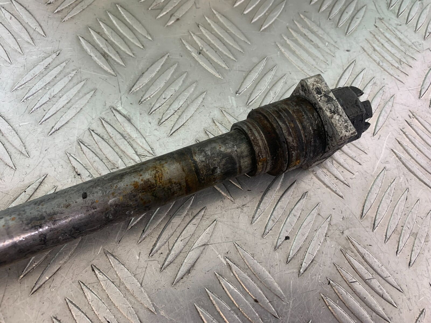 KAWASAKI ZX6R ZX636 REAR WHEEL SPINDLE YEAR 2002 (CMB1100)