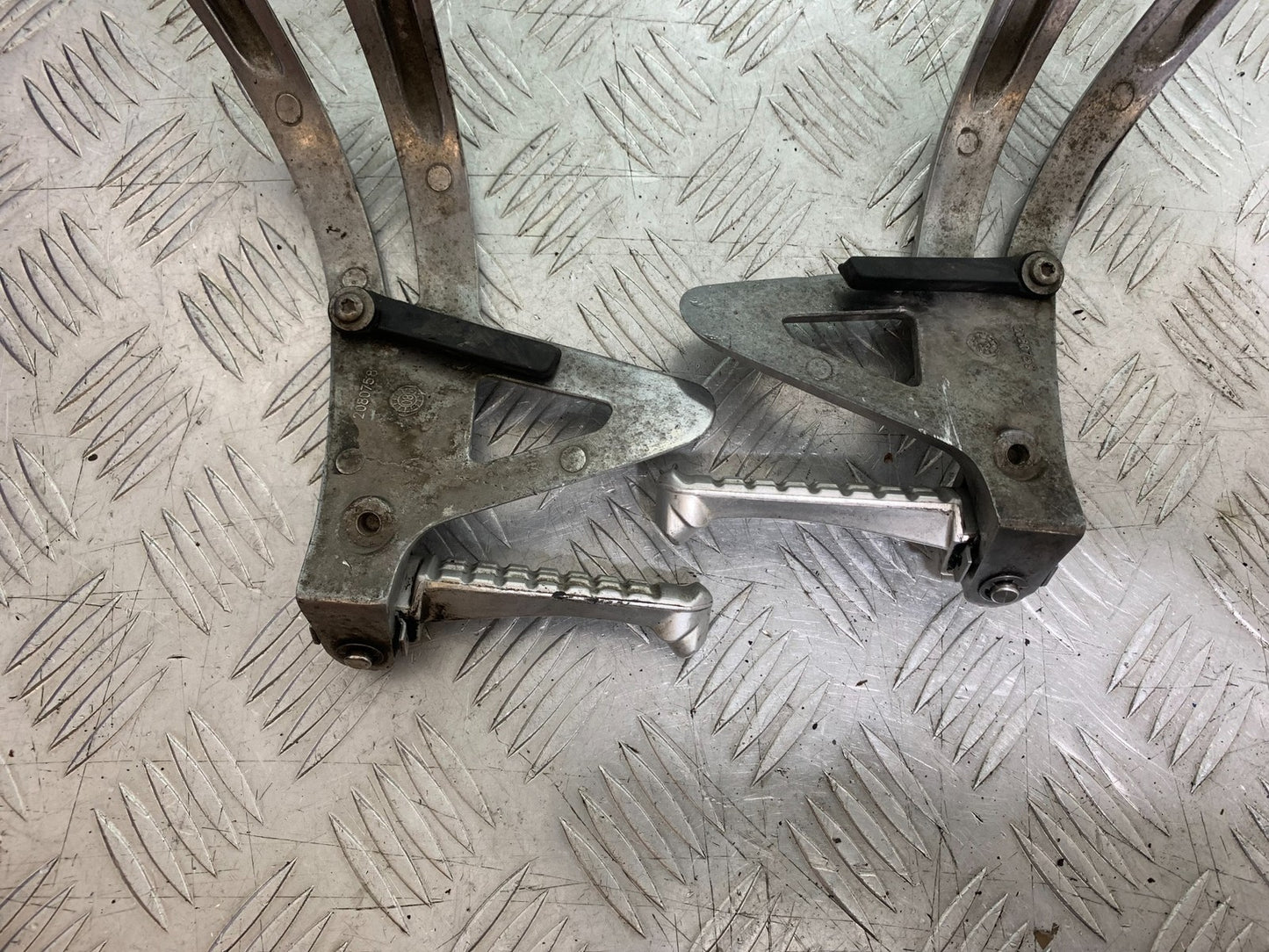 TRIUMPH SPEED TRIPLE R 1050 REAR HANGERS AND PEGS 2009 (CMB1183)