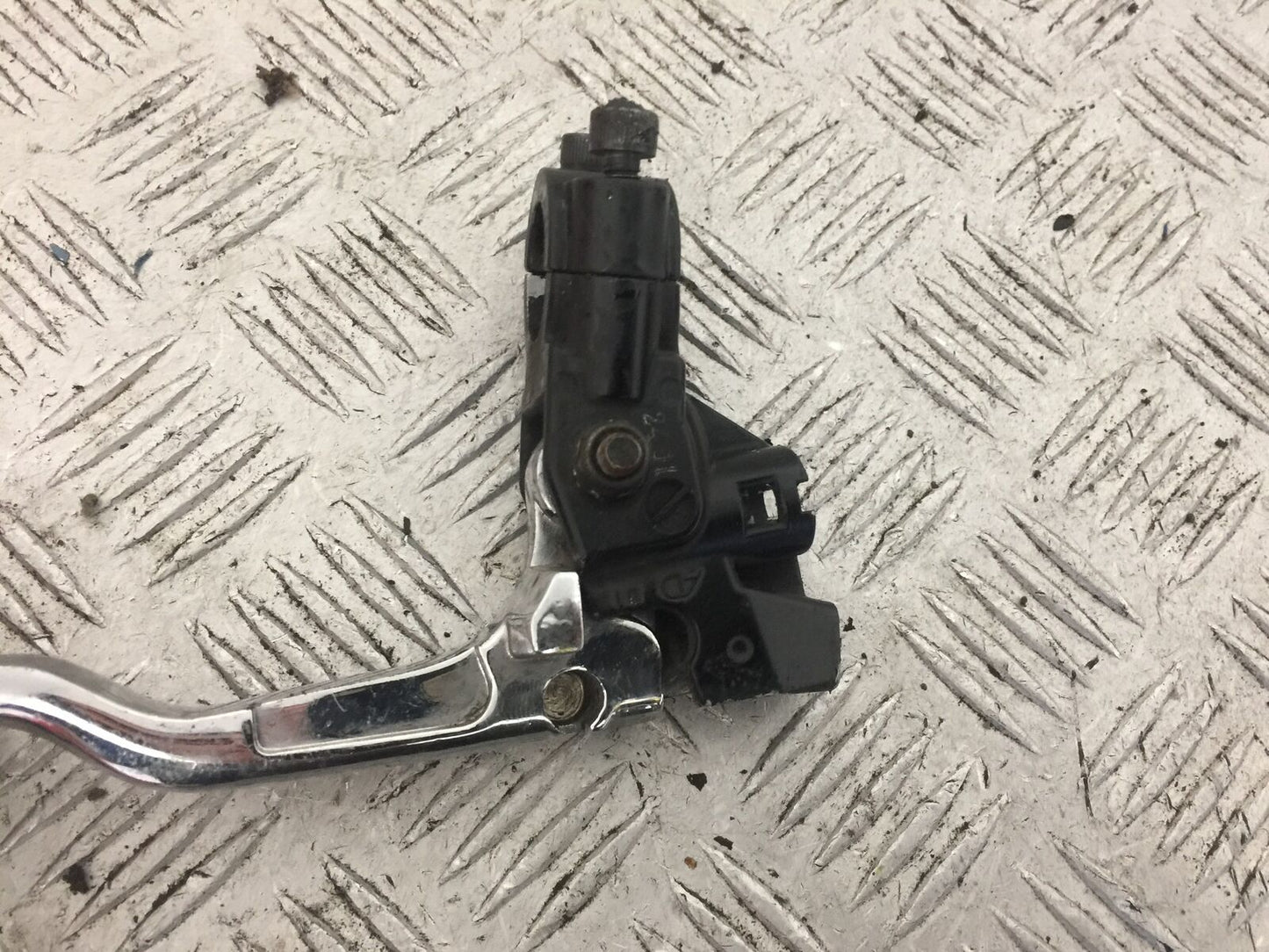 TRIUMPH 600 SPEED FOUR CLUTCH LEVER AND BRACKET YEAR 2002 (STOCK 756)