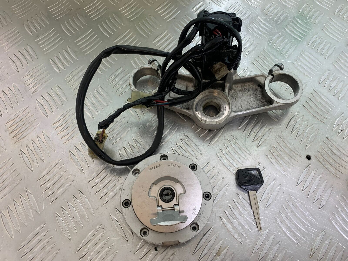 HONDA VFR800 VFR 800 V-TEC LOCKS AND KEY (NO ECU) YEAR 2002 -09 (CMB1012)