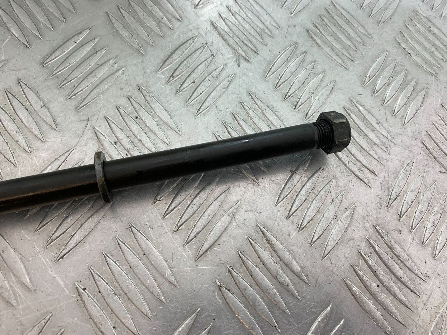 YAMAHA YZF600 YZF 600 THUNDERCAT SWINGARM SPINDLE 1996-2003 (CMB1105)
