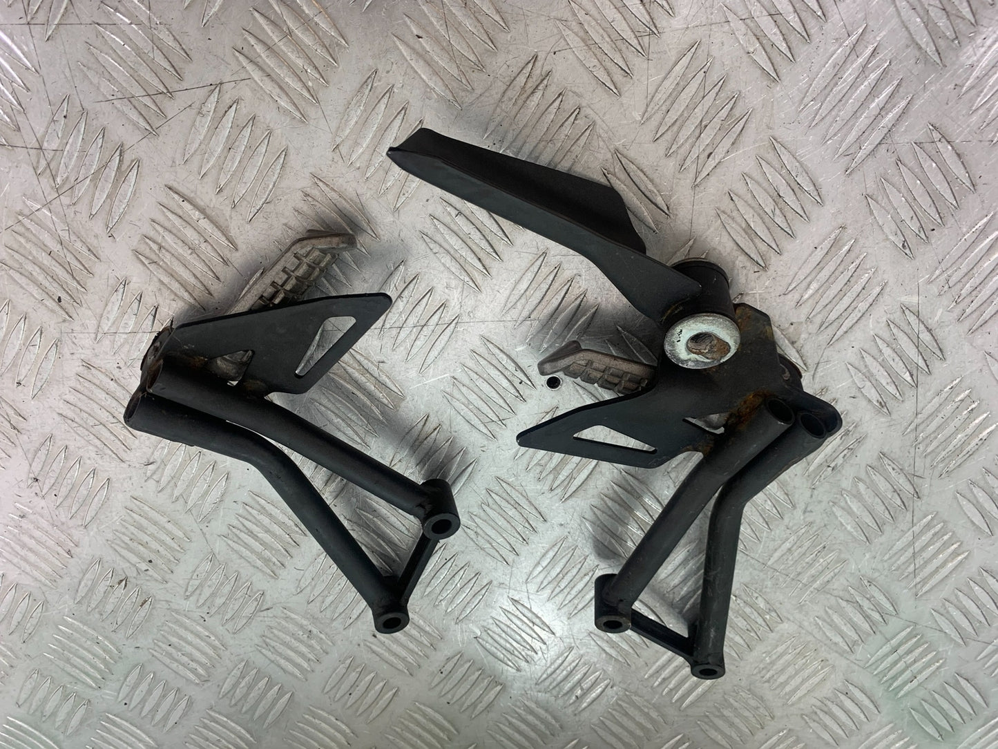 KAWASAKI Z125 Z 125 REAR HANGERS AND PEGS YEAR 2018-2023 (CMB1167)