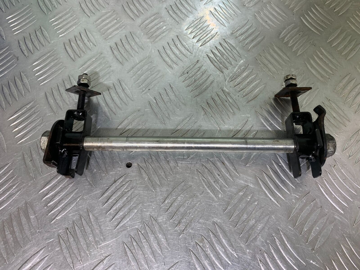 LEXMOTO LXR 125 REAR WHEEL SPINDLE AND ADJUSTERS YEAR 2019-2023 (CMB1076)