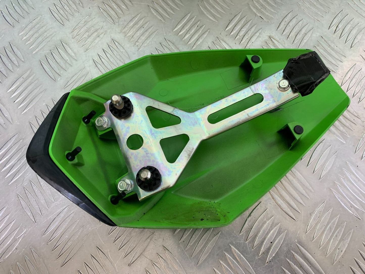 KAWASAKI ZX10R ZX 10R REAR SEAT COWL (ONE BROKEN LUG) YEAR 2016-2020 (CMB1015)