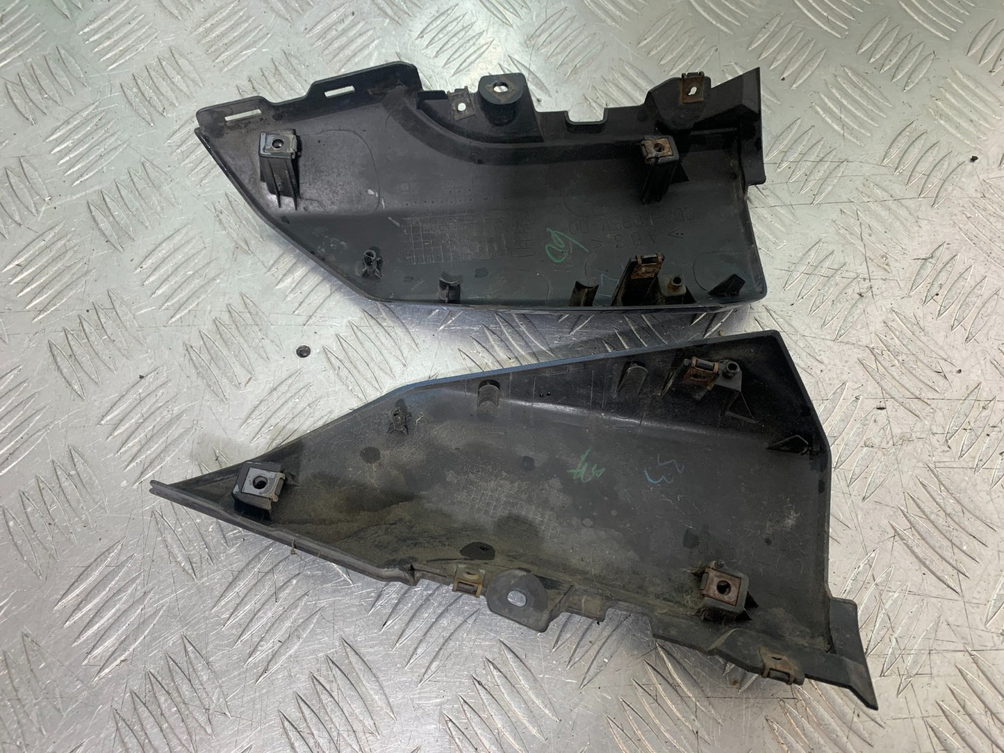 YAMAHA XMAX 125 XMAX-125 LEFT AND RIGHT COVERS YEAR 2015-2020 (CMB1266)