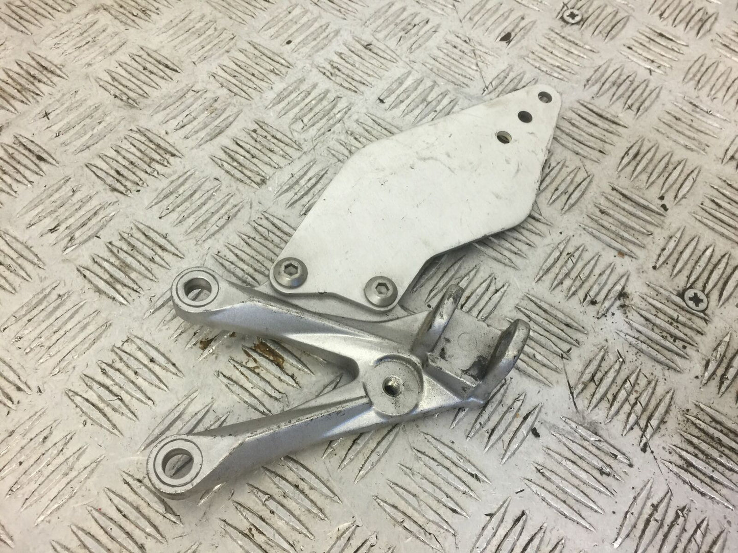 KAWASAKI ZX10R ZX10 R FRONT LEFT HANGER YEAR 2007 (STOCK 519)