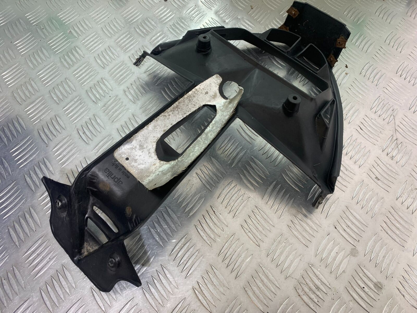 APRILIA FUTURA RST 1000 FAIRING V-PIECE YEAR 2001-2005 (CMB1033)