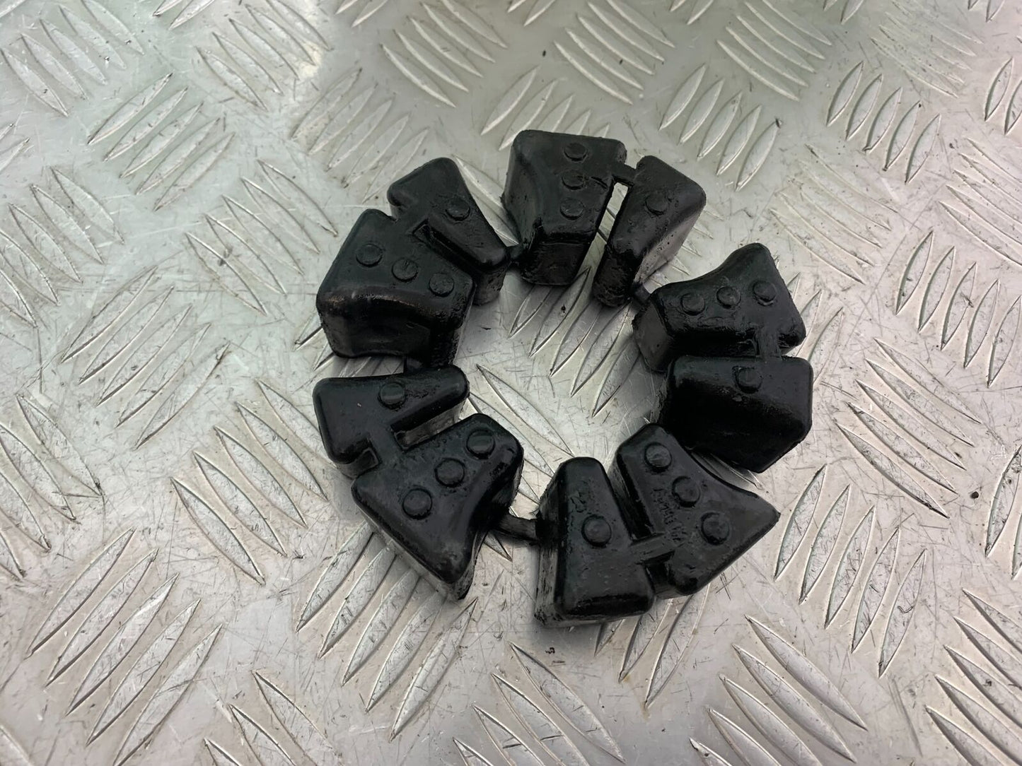 TRIUMPH THUNDERBIRD 1600 CUSH DRIVE RUBBERS YEAR 2011 (CMB1107)