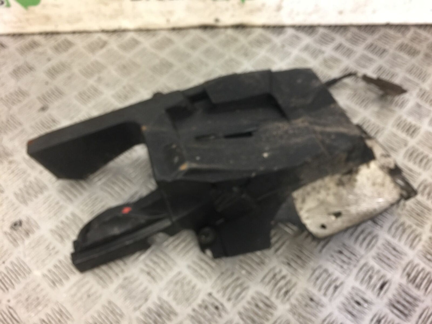 YAMAHA FZ6 S2 UNDERTRAY YEAR 2007 (STOCK 547)