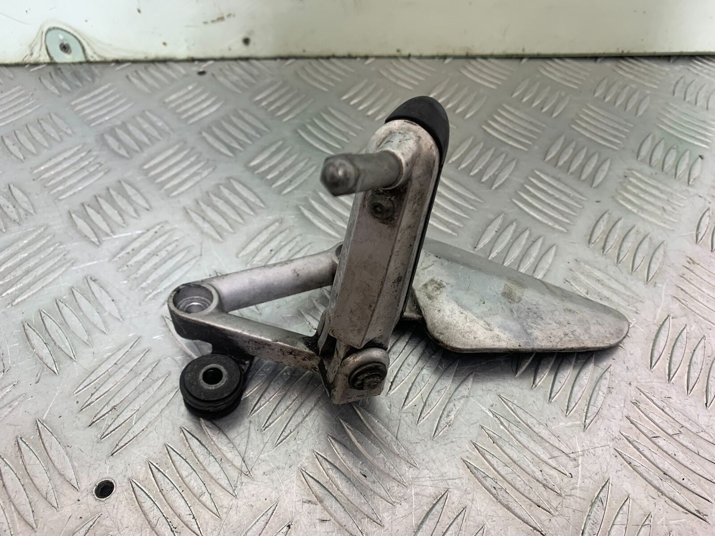 HONDA CBR1100 BLACKBIRD FRONT LEFT HANGER YEAR 1999-2005 (CMB1103)