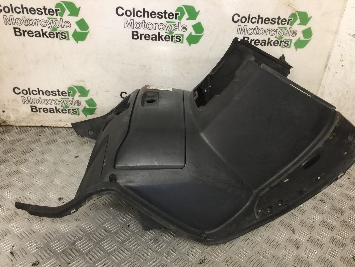 SUZUKI AN 250 BURGMAN INNER PANEL YEAR 1999 (STOCK 881)