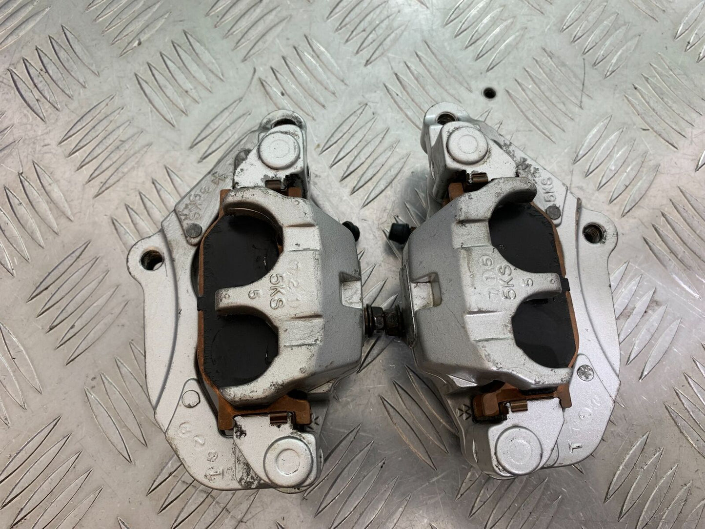 YAMAHA XVS 1300 MIDNIGHT STAR FRONT BRAKE CALIPERS YEAR 2007-16 (CMB1027)
