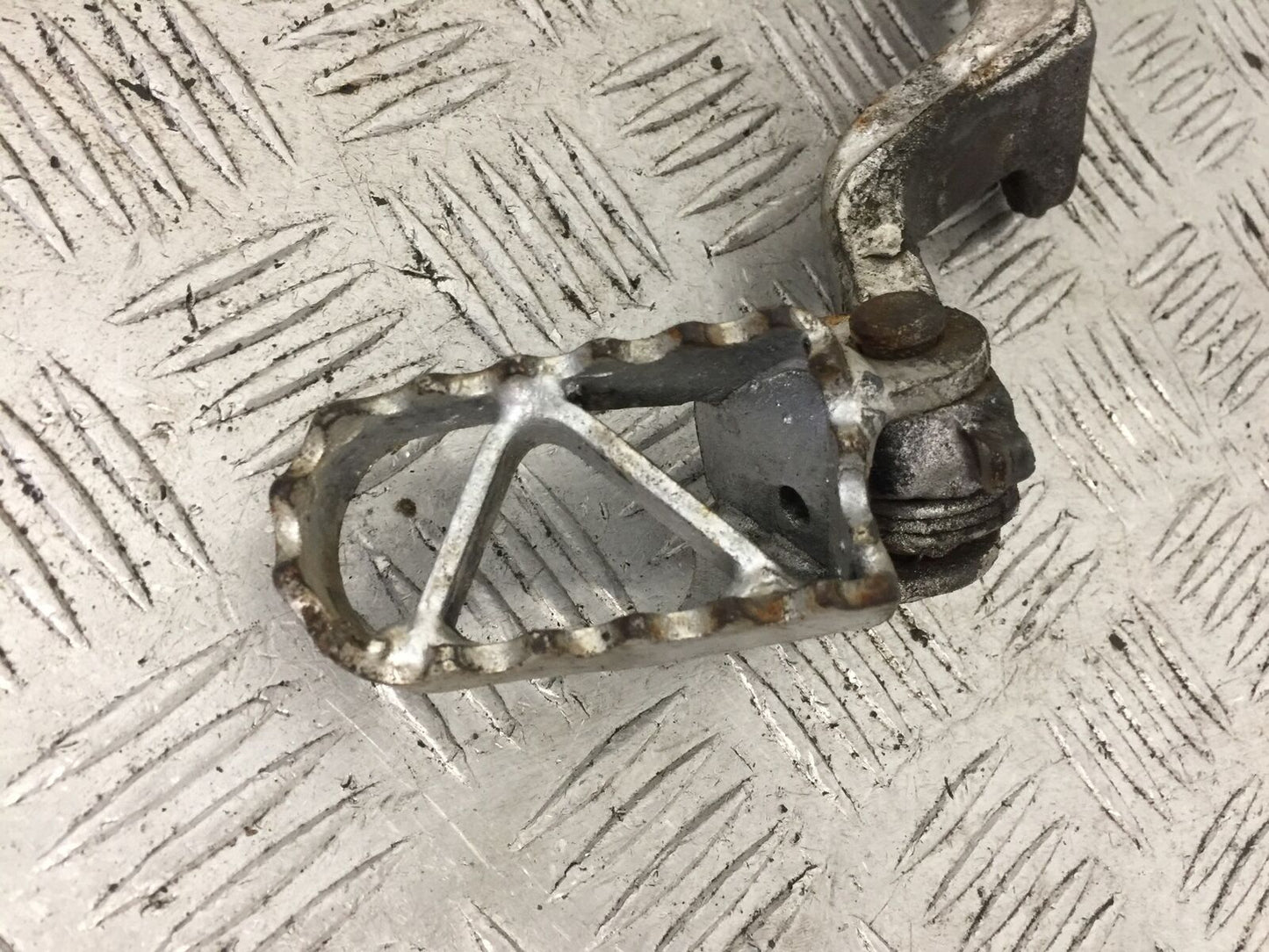 KTM400 KTM 400 LC4-E FRONT LEFT FOOTPEG YEAR 2000 (STOCK 898)