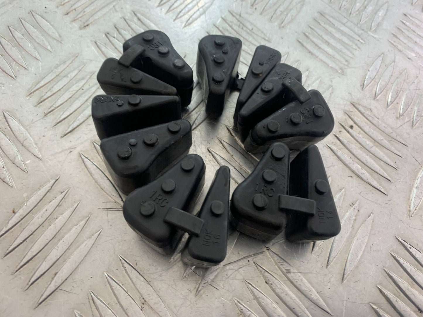 YAMAHA XSR900 XSR 900 CUSH DRIVE RUBBERS YEAR 2021-2022 (CMB1073)