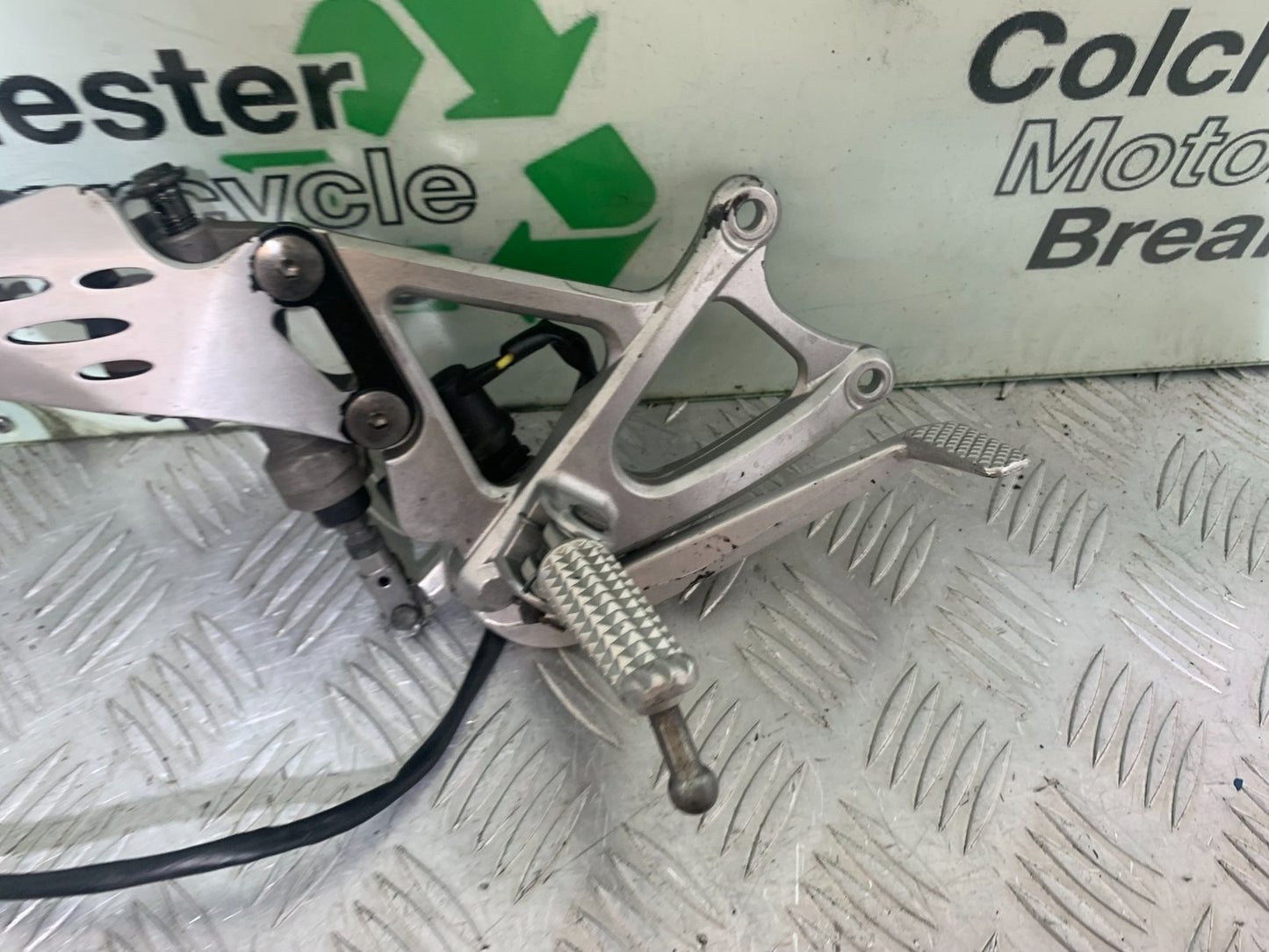 YAMAHA YZF R1 14 B BIG BANG FRONT RIGHT HANGER 2009-14 (CMB1175)