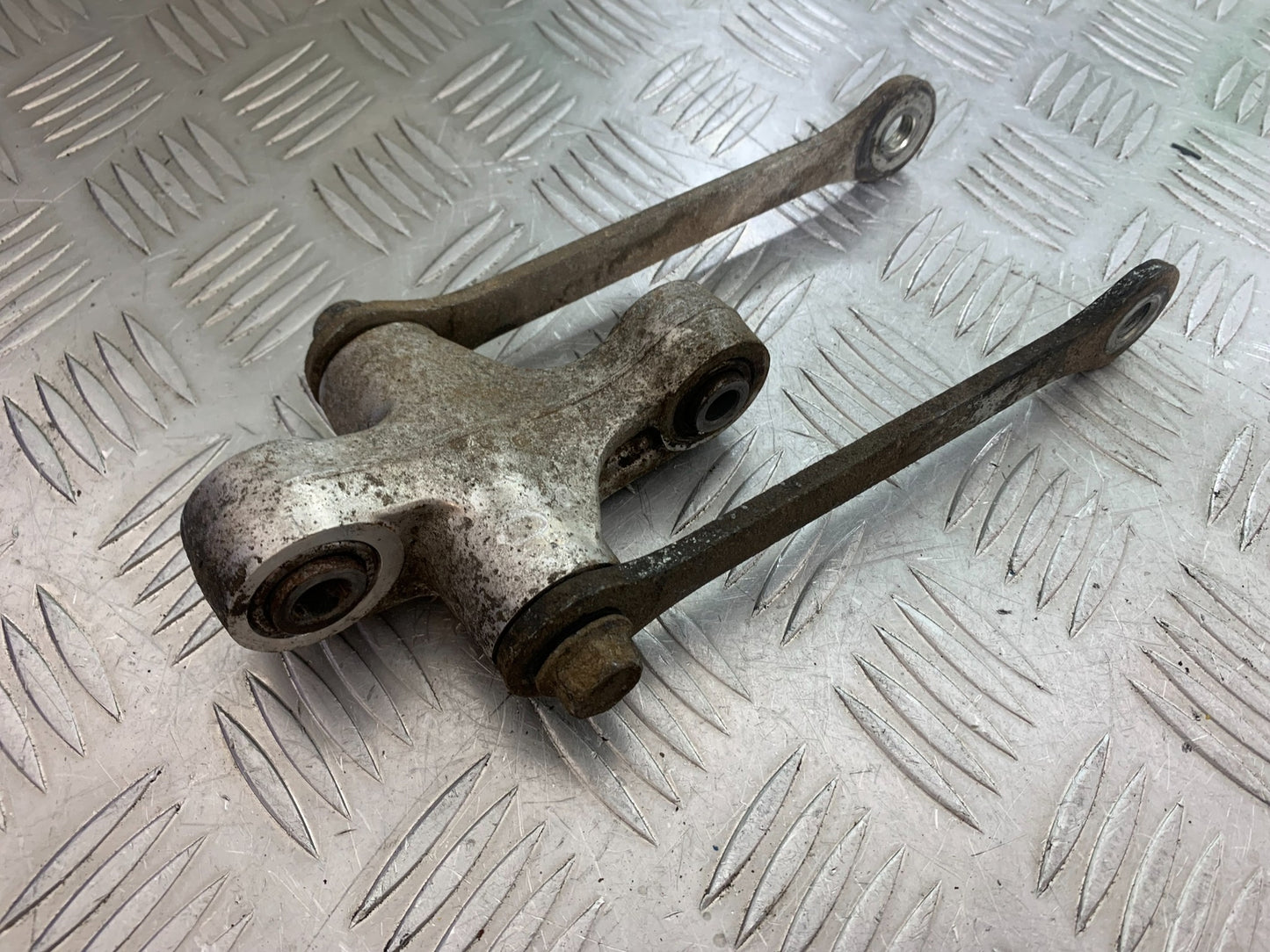 SUZUKI GSF1200 GSF 1200 BANDIT REAR SHOCK LINKAGE YEAR 1997-2000 (CMB1149)