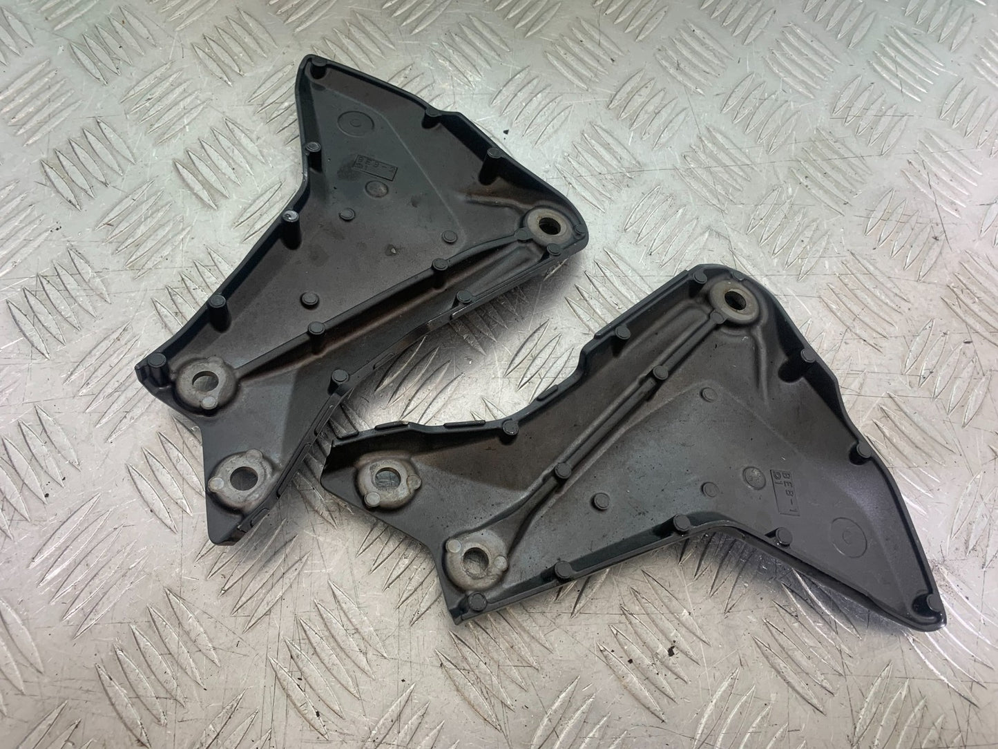 YAMAHA YZF R7 LEFT AND RIGHT FRAME COVERS YEAR 2022-2025 (CMB1255)