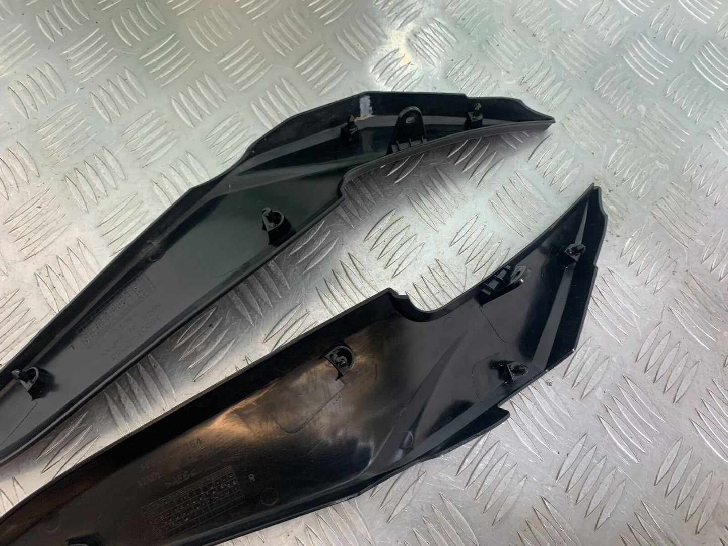 KAWASAKI ER6 N LEFT AND RIGHT INFILL PANELS YEAR 2005-2008 (CMB1034)