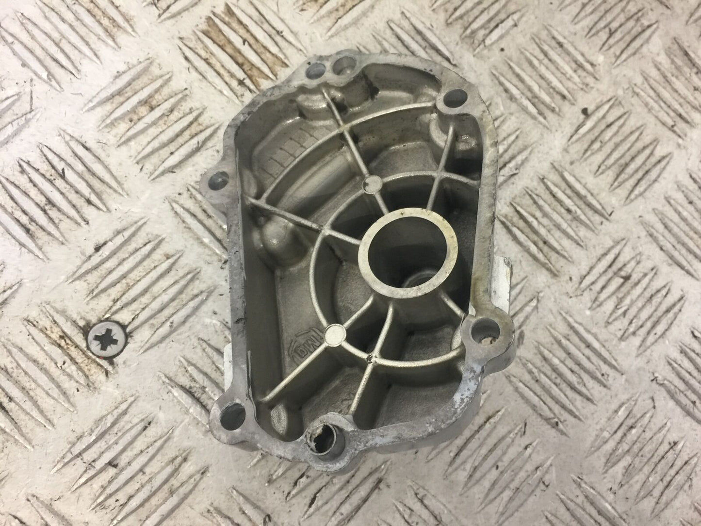 YAMAHA YZF R1 5JJ GEAR SHAFT COVER YEAR 2000-01 (STOCK 622)