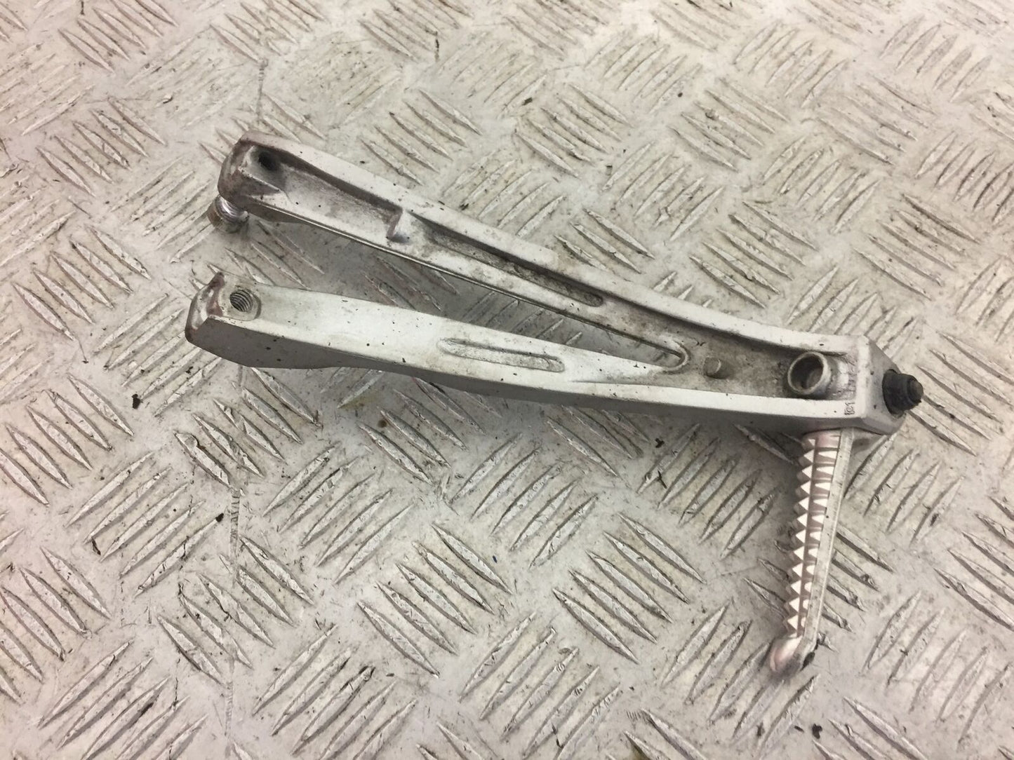 YAMAHA YZF R1 LEFT REAR HANGER AND PEG 2007