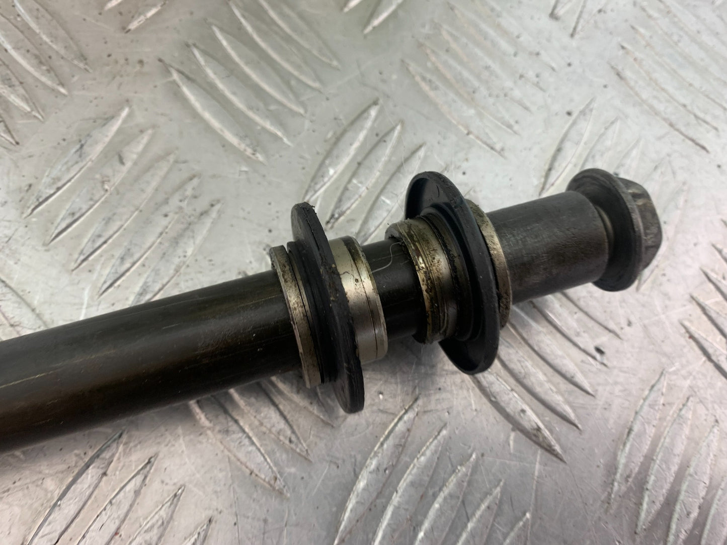 YAMAHA YZF R1 FRONT WHEEL SPINDLE YEAR 2004-2006 (CMB1155)