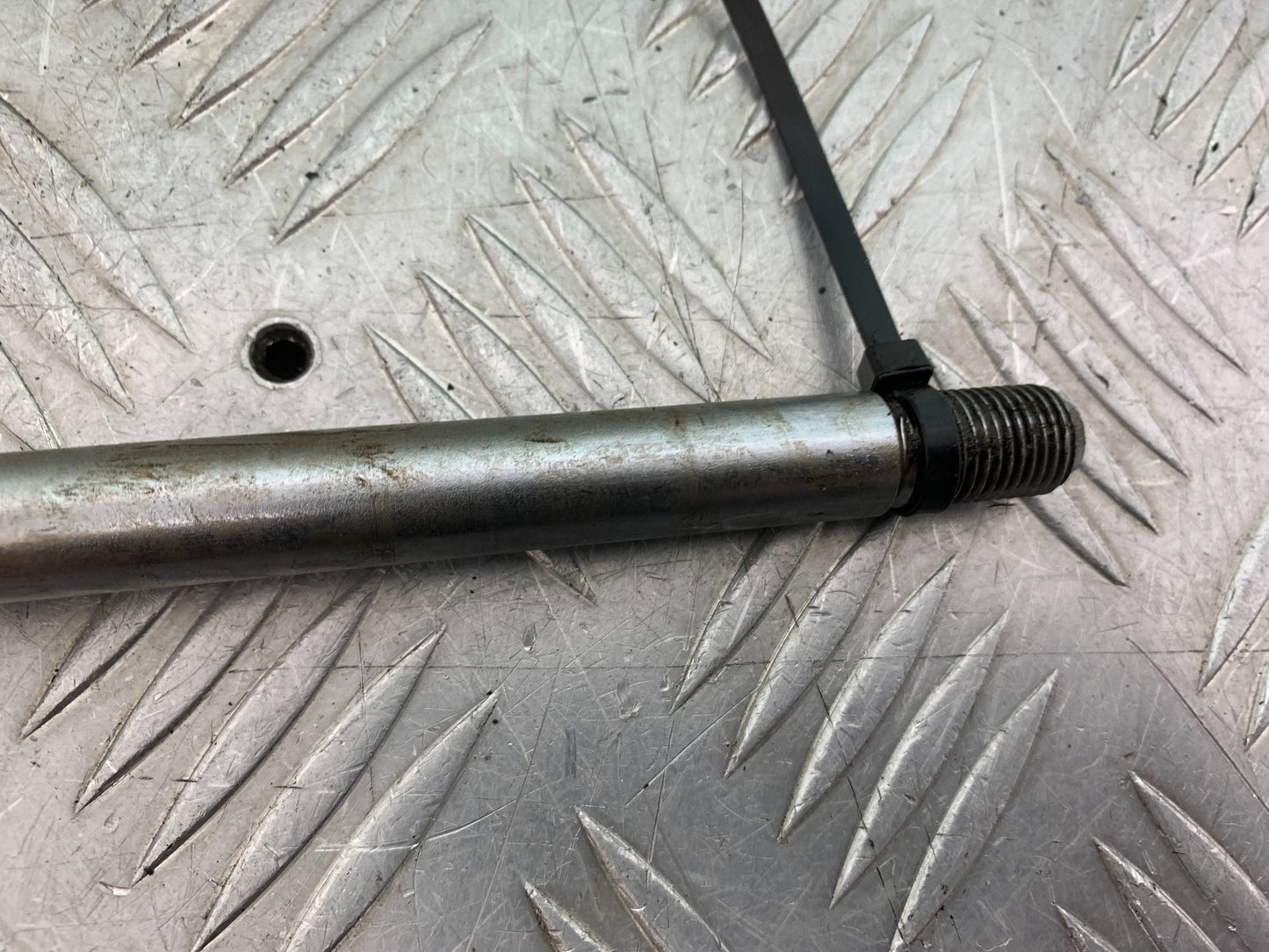 YAMAHA XV1100 XV 1100 VIRAGO FRONT WHEEL SPINDLE 1990-1999 (CMB1190)