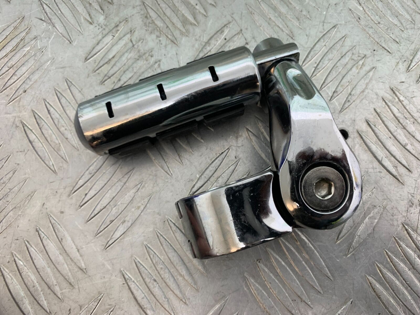 TRIUMPH THUNDERBIRD 1600 FOOTPEG AND BRACKET YEAR 2011 (CMB1107)