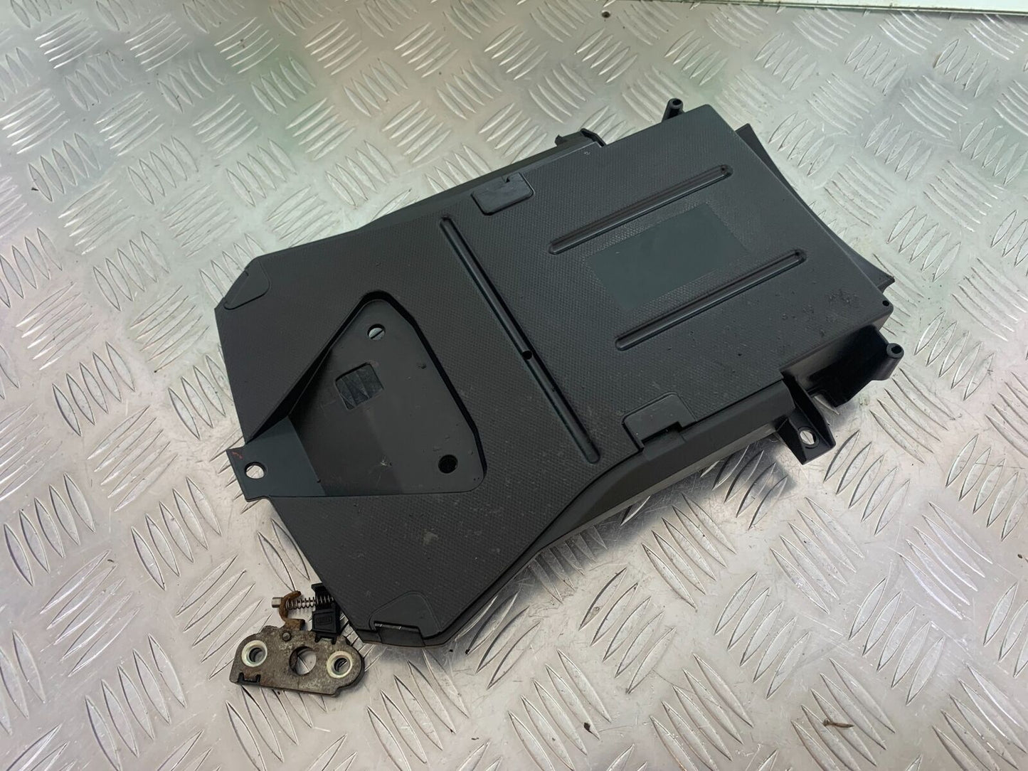 APRILIA RS4 125 UNDERTRAY YEAR 2011-2016 (STOCK 994)