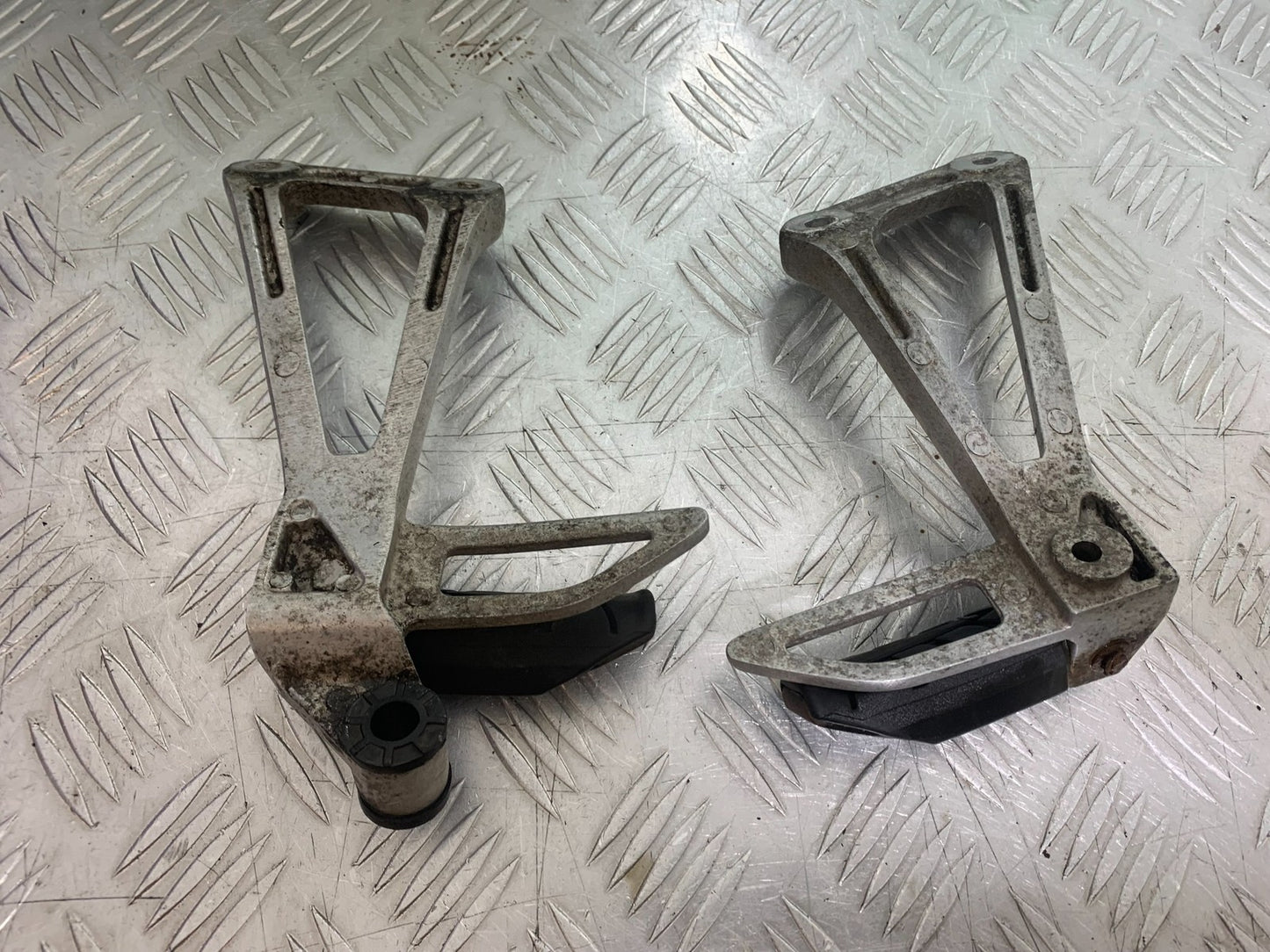 HONDA CB500 F CB500F REAR HANGERS AND PEGS YEAR 2013-2015 (CMB1235)