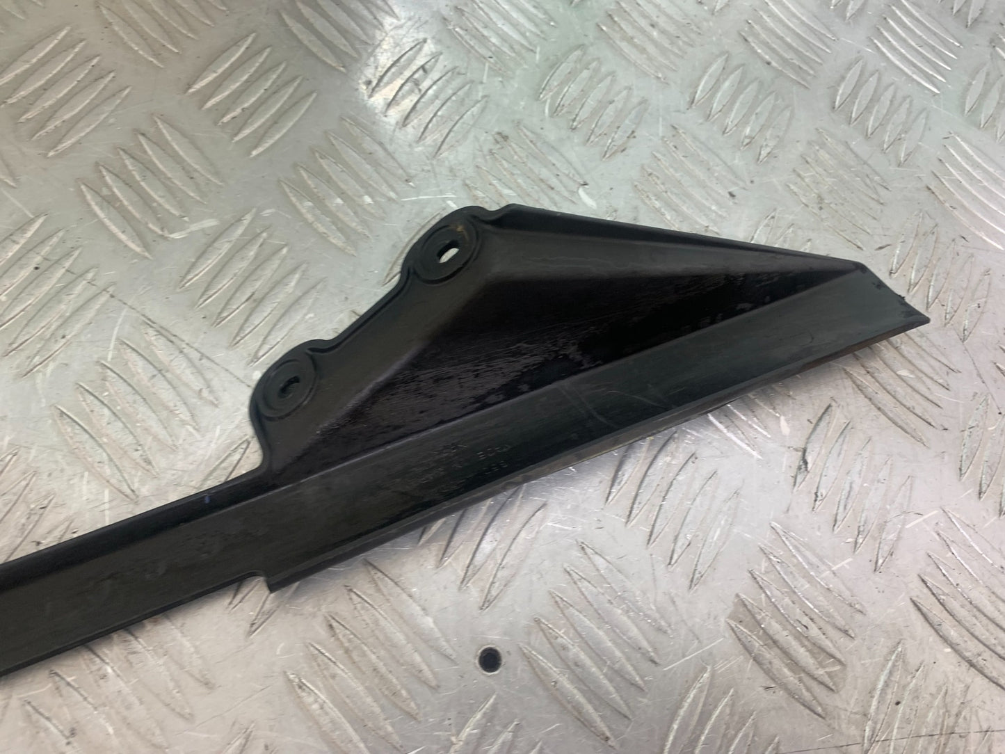KAWASAKI ZX6R ZX6 R P7F P8F CHAIN GUARD YEAR 2007-08 (CMB1165)