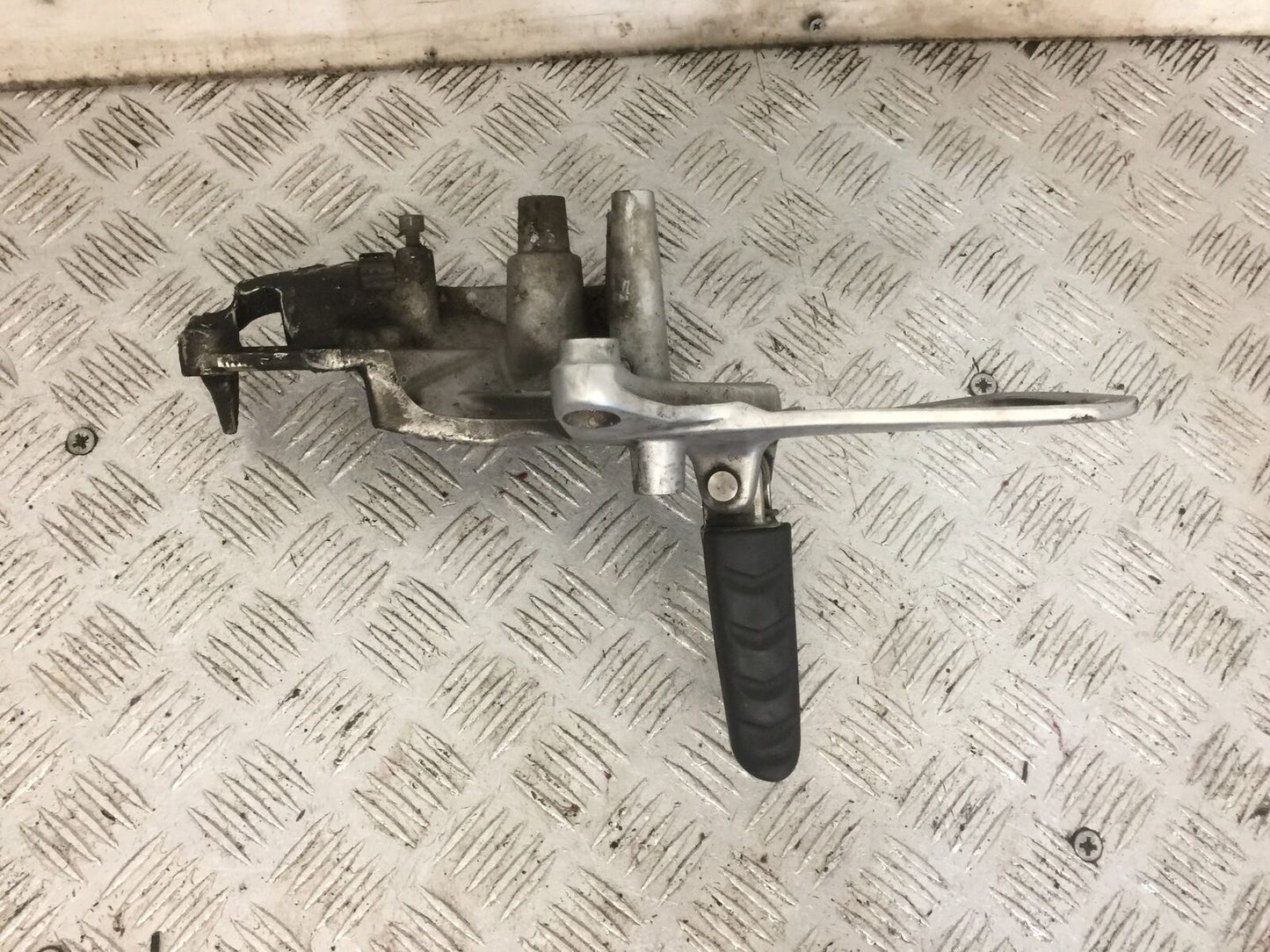 BMW F800 ST FRONT LEFT HANGER YEAR 2011-2013 (STOCK 886)