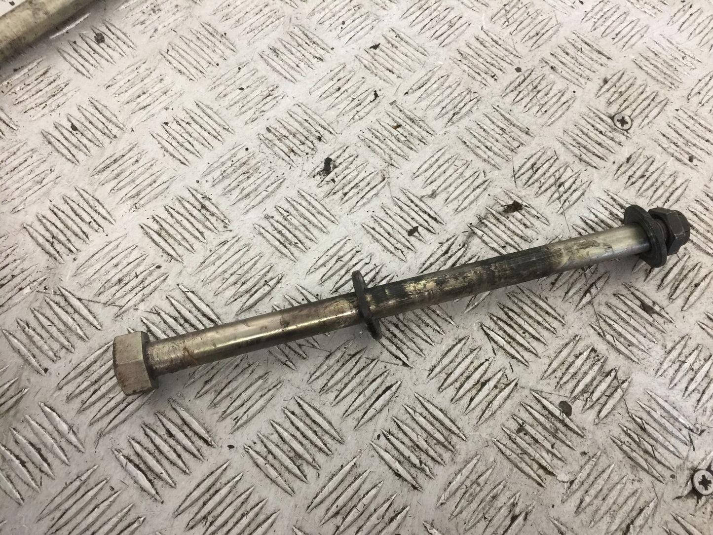 VICTORY V92 C SWINGARM SPINDLE YEAR 2004 (STOCK 765)